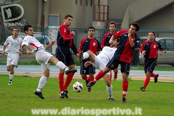 Colombu e Desogus lottano per il possesso della sfera